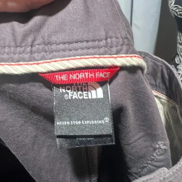 The North Face Women’s Cargo Capri Hiking Pants Taupe Gray Outdoor Size 14 - Picture 7 of 7